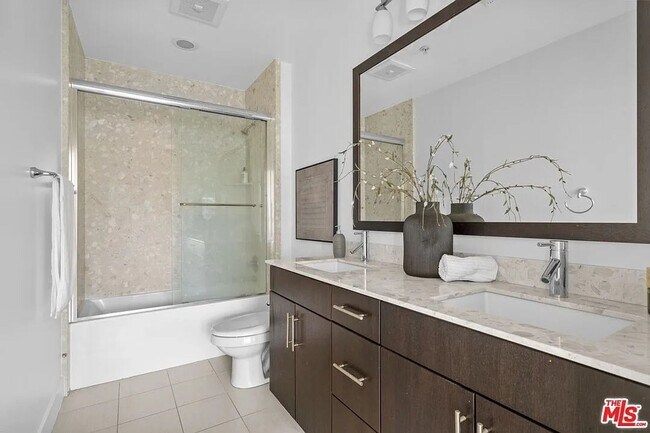 Building Photo - Beautiful Playa Vista Home With In Unit La...