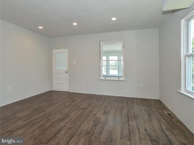 Building Photo - 3804 Louanna Ave
