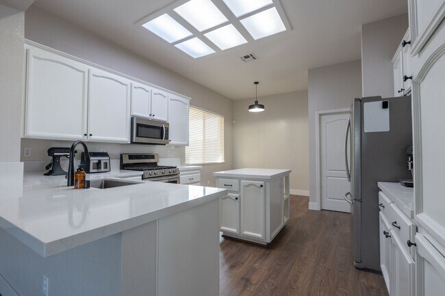 Building Photo - Stunning 3 Bedroom 2 Bath Home