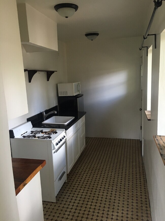 Kitchen - 1732 Kent St