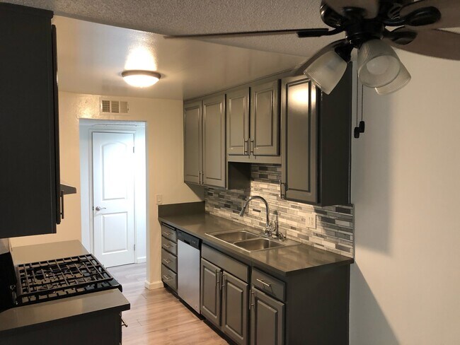 Building Photo - 7500 Mason Ave