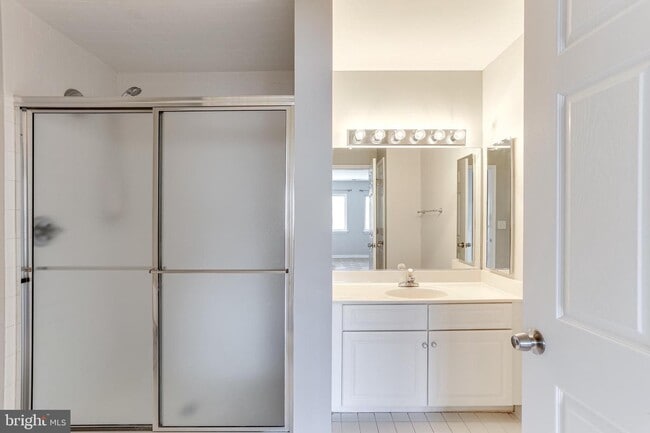 Building Photo - 31 Lambourne Rd