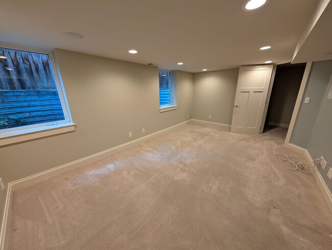 Building Photo - Beautiful 3 Bedroom House right across from City Park