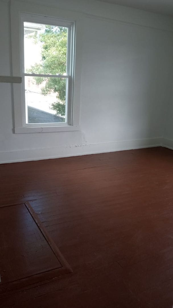 Building Photo - 5 Bedroom 1 Bath Available to Rent for $95...