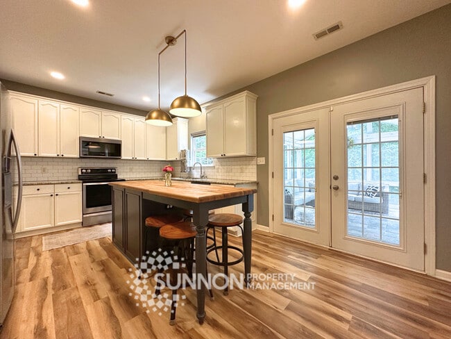 Building Photo - Spacious 3 bed, 2.5 bath with large bonus