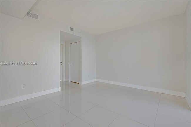 Building Photo - 1300 Brickell Bay Dr