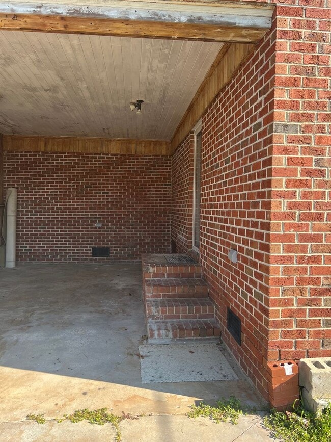 Building Photo - AVAILABLE NOW – Peaceful 3 Bedroom Home on...