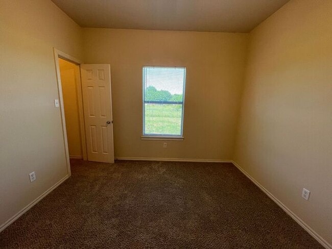 Building Photo - (( SUMMER SPECIAL!!)) Lovely 3/2 Duplex Ho...