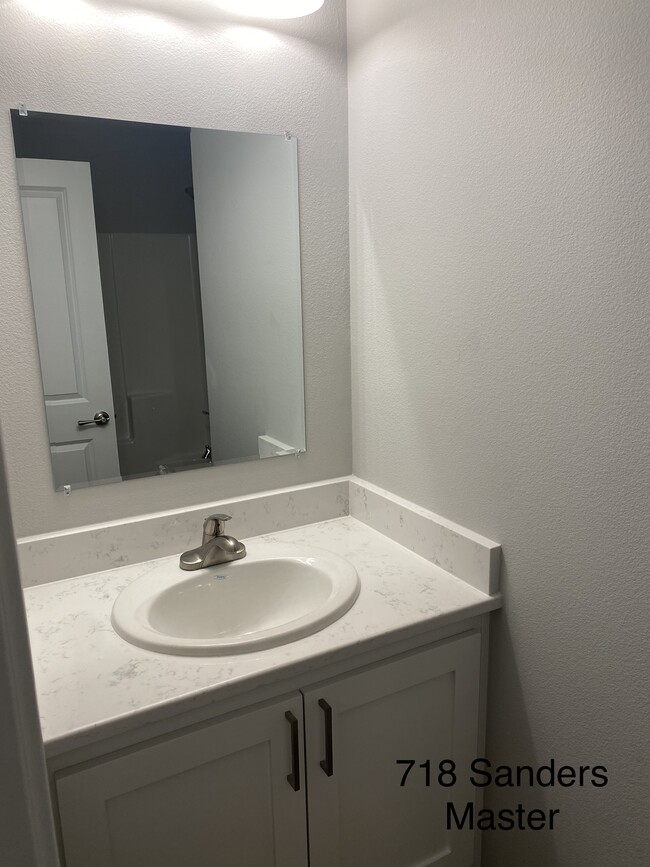 Building Photo - 718 S Sanders St