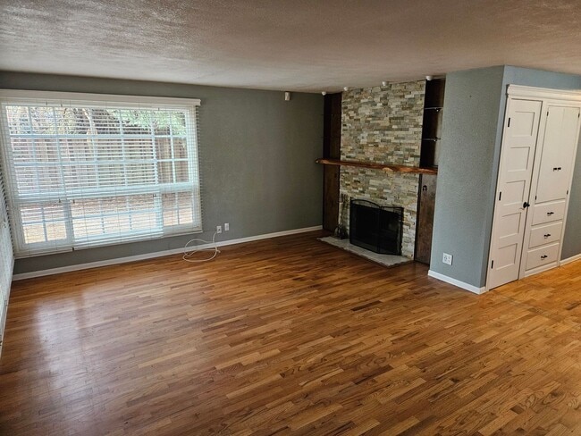 Building Photo - Beautiful 3BD/2BA Home In Hayden Bridge Area