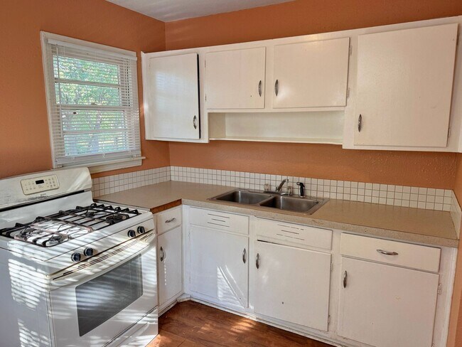 Building Photo - Affordable 2 Bed 1 Bath in Sunnyside Heights