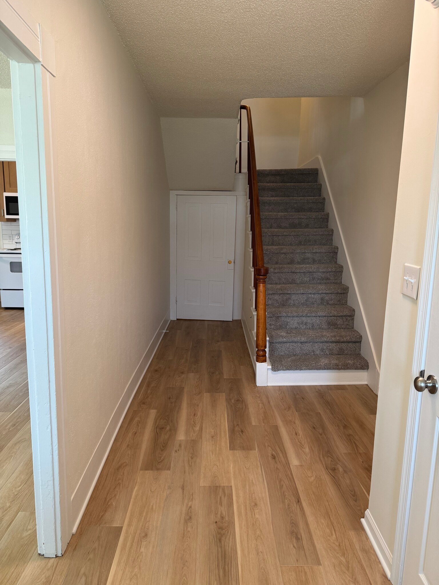 Building Photo - 137 S Market Ave