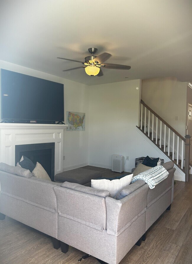 Building Photo - 16760 River View Cir