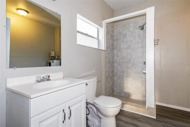 Building Photo - 6813 N Clearview Ave