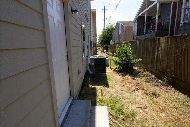 Building Photo - 12039 Clifton Oaks Dr