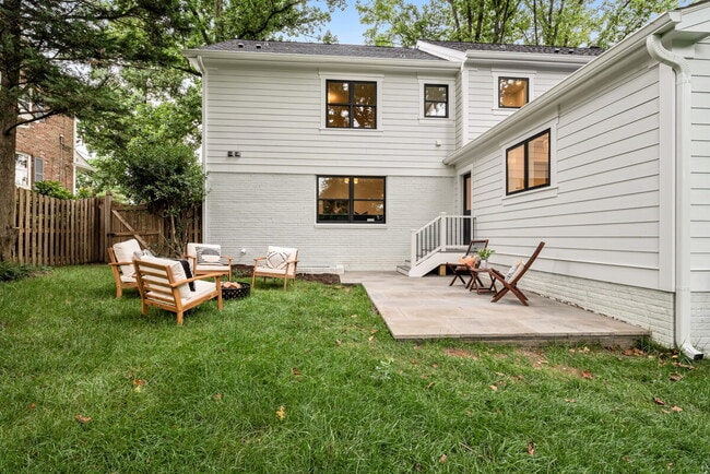 Building Photo - "Luxurious 6-Bed, 6-Bath Arlington Retreat...