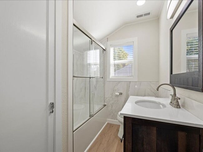 Building Photo - 910 Torbett St