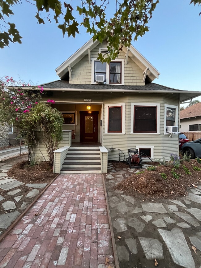 Building Photo - 133 E Ave 42