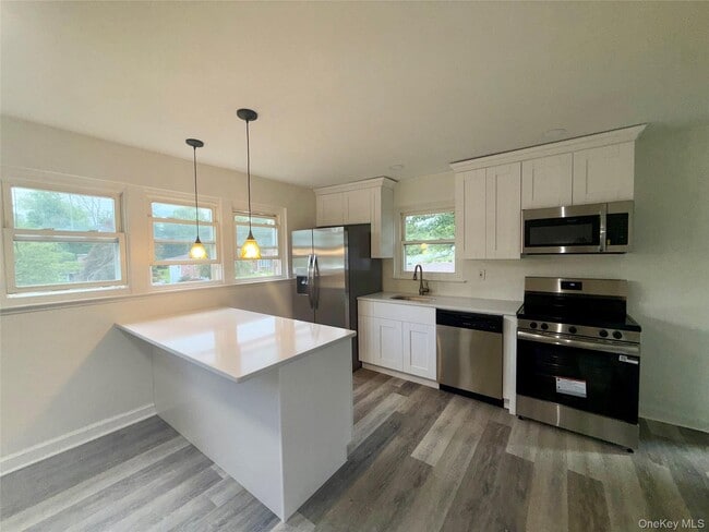 Primary Photo - 11 Willow Ln