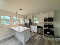 Building Photo - 11 Willow Ln