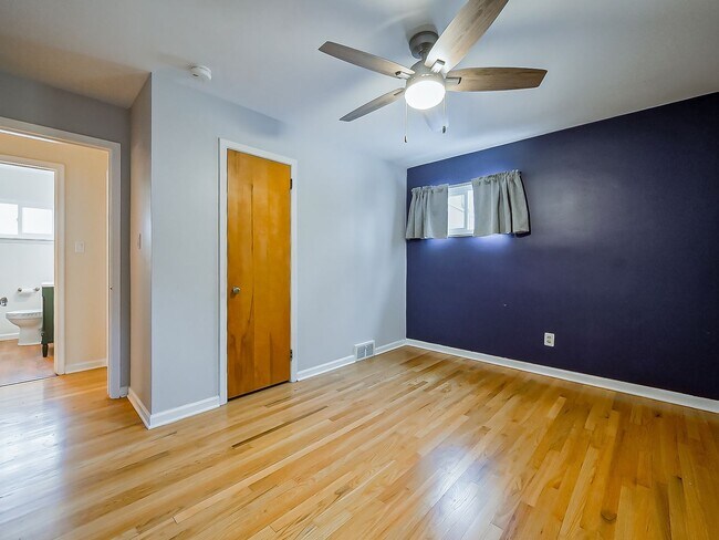 Building Photo - AVAILABLE NOW! Spacious 4-Bed Gem in the Heart of Clawson!