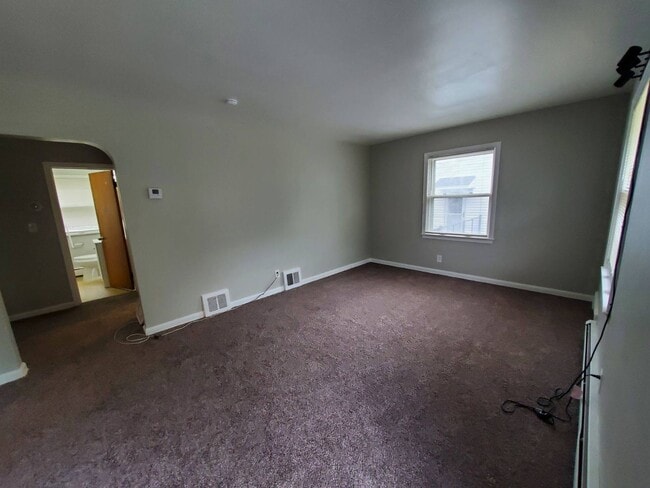 Building Photo - Charming 4-Bedroom Property in Prime Location