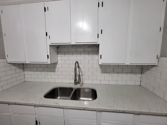 Building Photo - Remodeled 1 bedroom 1 bathroom duplex hous...