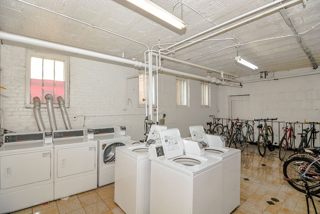 Building Photo - 821 W Waveland Ave
