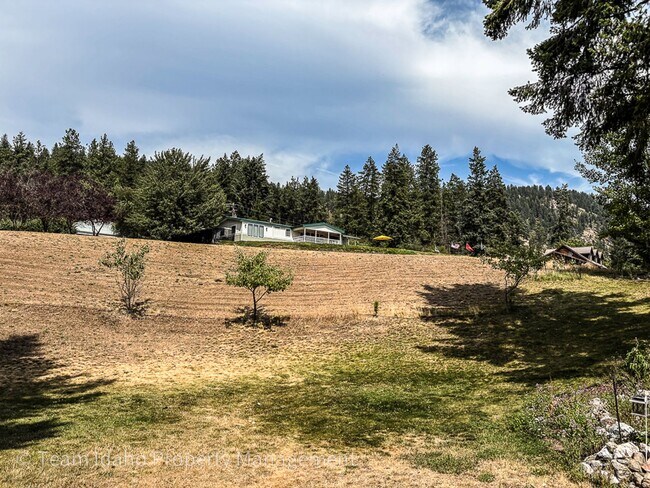 Building Photo - Fully furnished and stocked Single Level H...