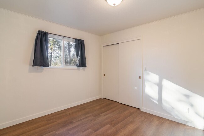 Building Photo - Quaint Farmhouse near Silverlake!