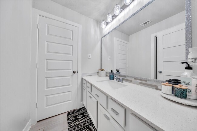 Building Photo - 8826 Forest Side Dr
