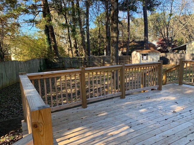 Building Photo - Updated 3 Bedroom Located Off Jefferson Rd - Lawncare Included!