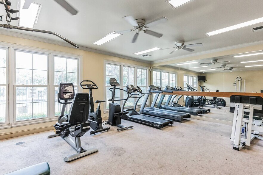 Building Photo - 18565 Bridle Club Dr