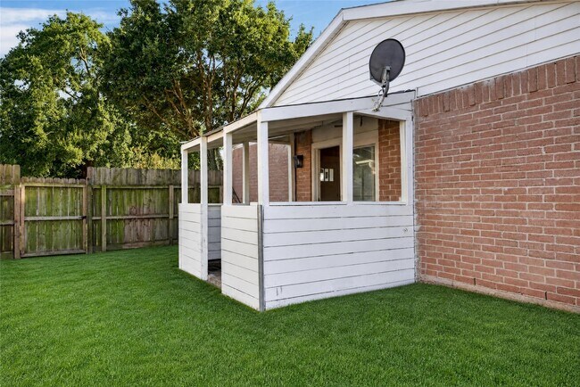 Building Photo - 24114 4 Sixes Ln