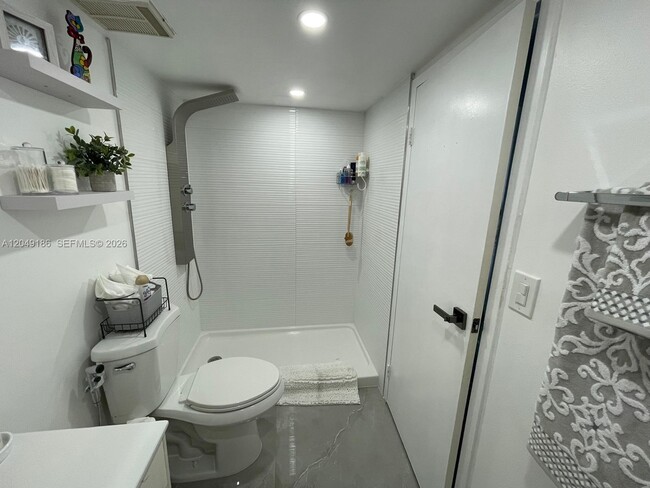 Building Photo - 7601 E Treasure Dr