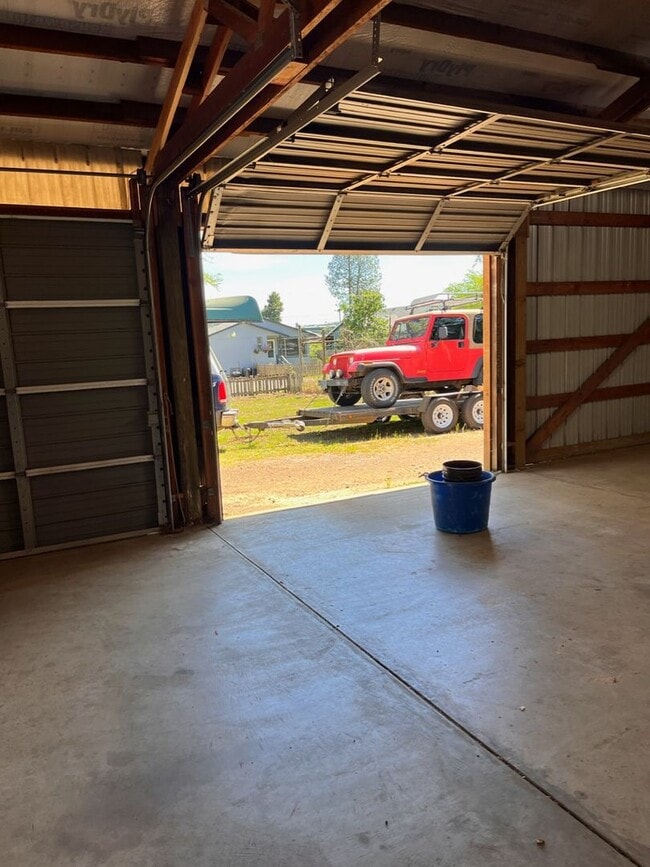 Building Photo - Sutherlin 3 bedroom house with large shop