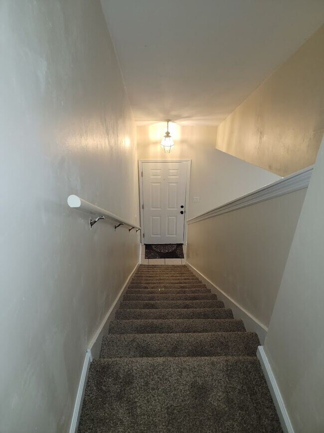 Building Photo - 3 BR/ 2BA Townhome located in