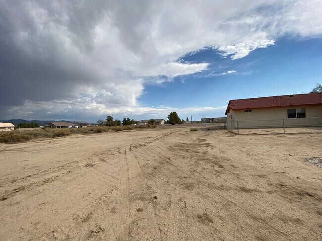 Building Photo - COUNTRY PLACE II U3 - Bluebird Avenue