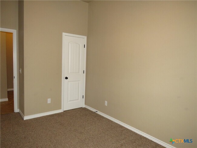 Building Photo - 405 Sladecek Dr