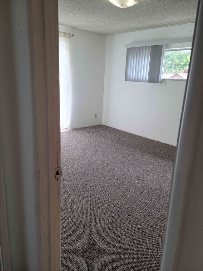 Building Photo - Centrally Located 2 Bedroom Townhouse