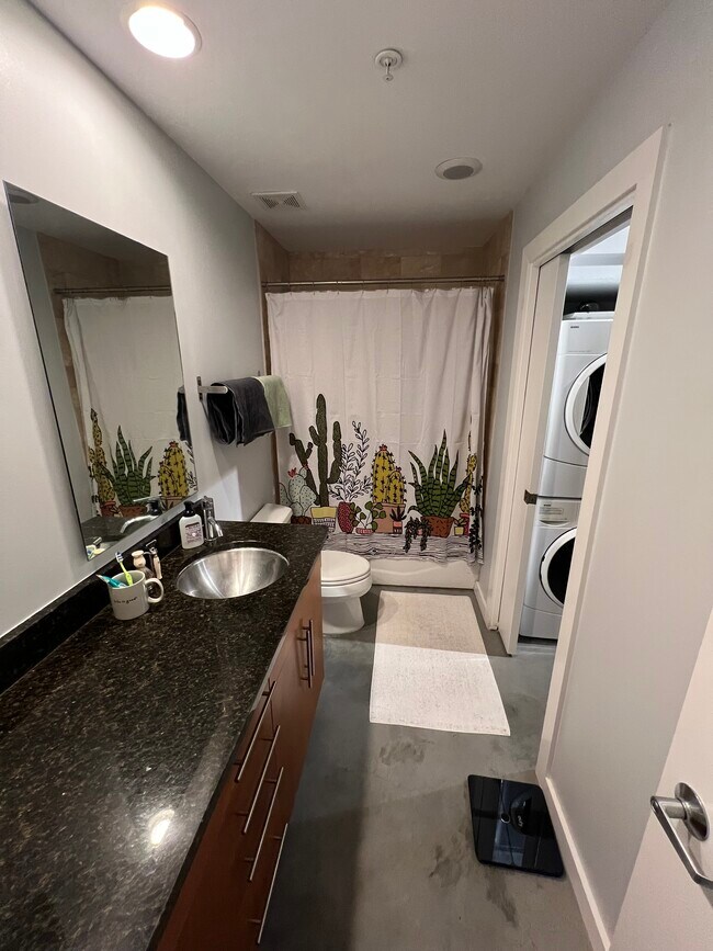 Building Photo - 2124 E 6th St