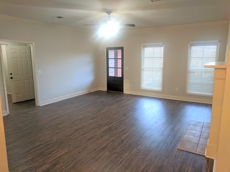 Building Photo - 506 Briars Bend
