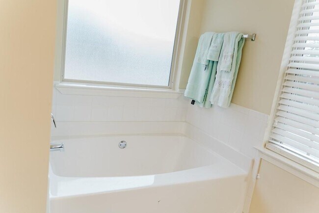 Building Photo - 3830 Kittery Point SW