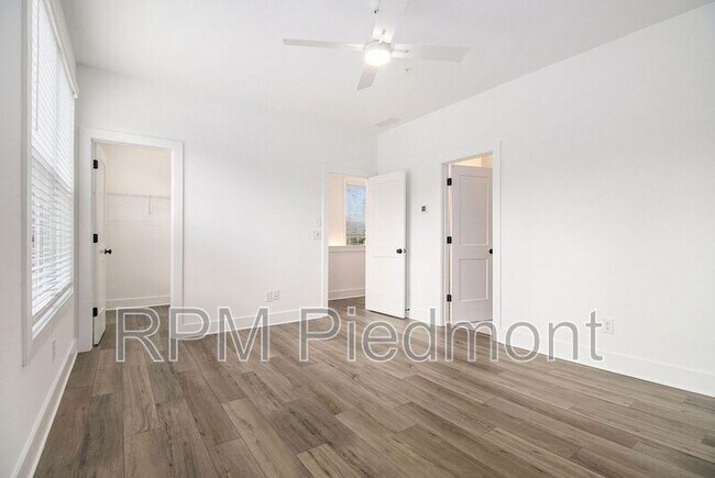 Building Photo - 205 Firefly Cir