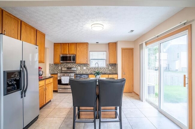 Building Photo - 5865 Summerlawn Dr