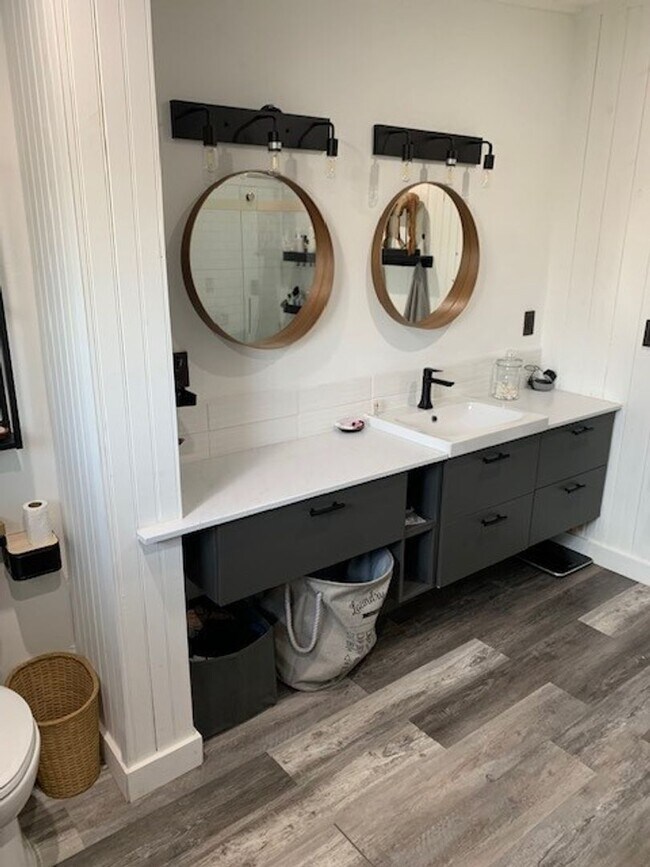 Building Photo - 3 Bed 2 Bath Single level FULLY FURNISHED