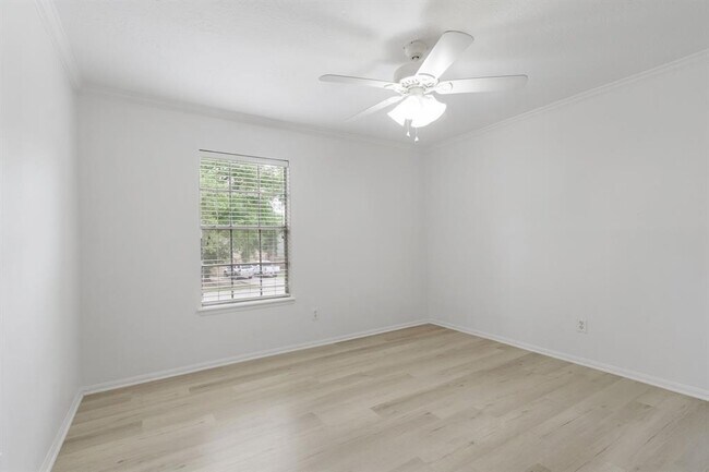 Building Photo - 77 Crystal Lake Ln