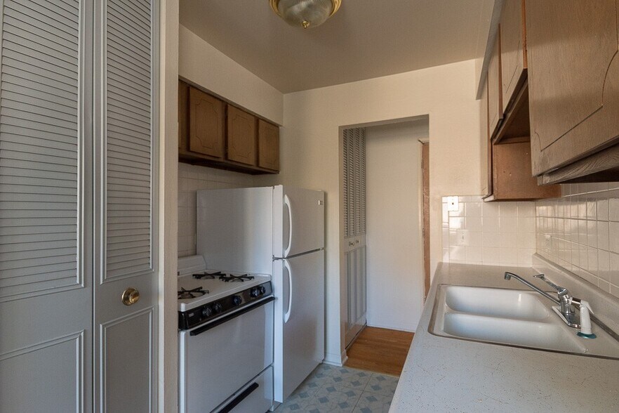 Building Photo - 535 W Aldine Ave