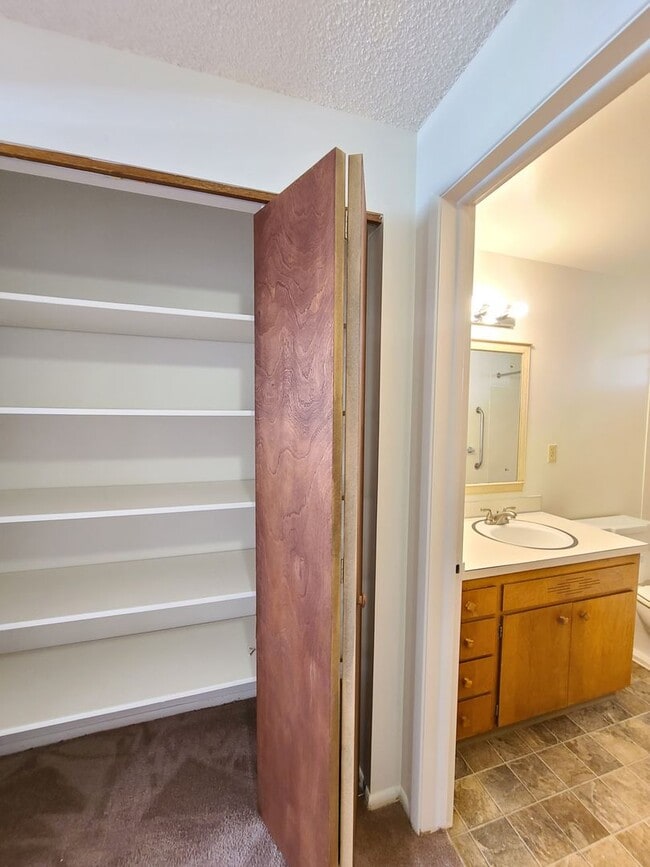 Building Photo - $1,050 - 1 Bed / 1 Bath Spacious Condo in South Hill