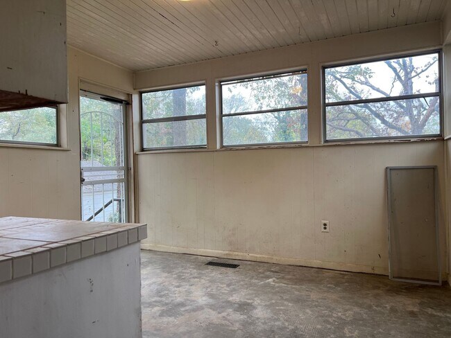 Building Photo - 1400 S Taylor St